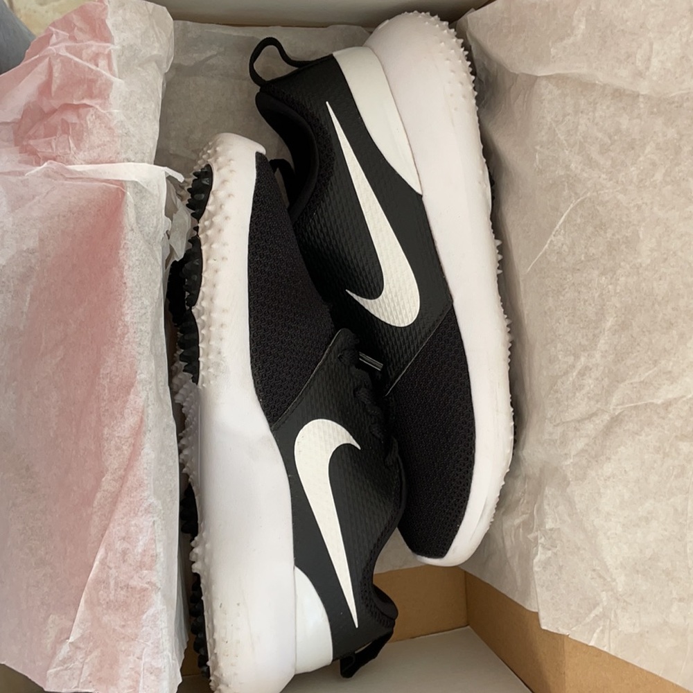 Nike women’s roshe golf shoes size 7